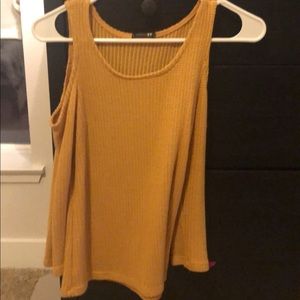Yellow shirt of the shoulder medium